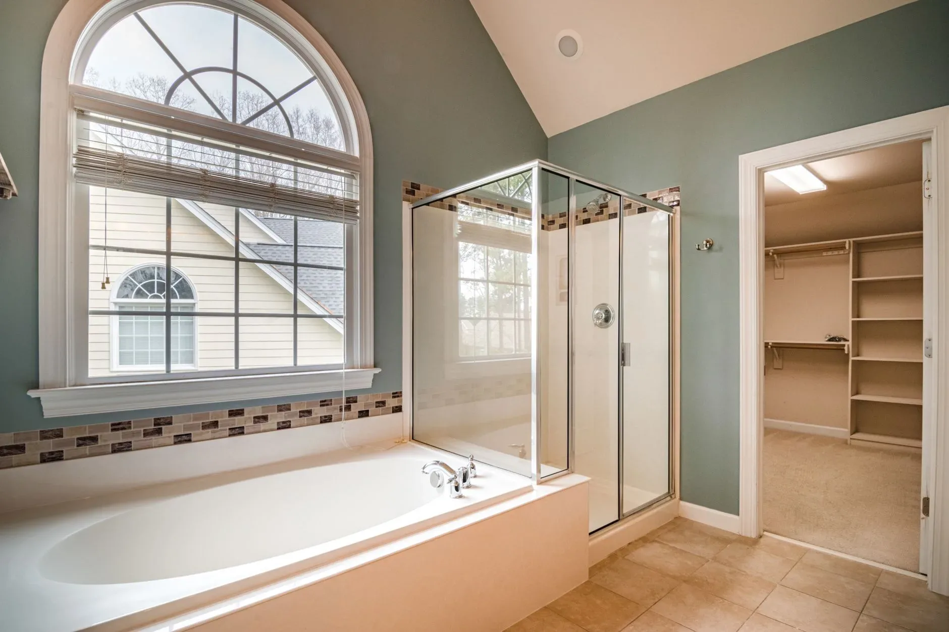 Bathtub vs. Walk-In Shower: Which Is Better? image