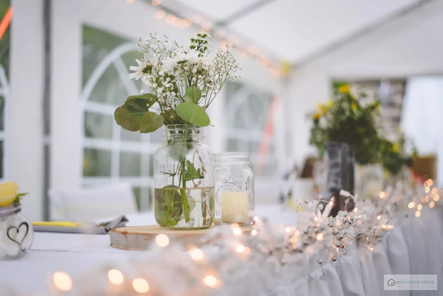 Nahaufnahme eines Glases mit frischen Blumen und Erinnerung an den Wasserwechsel