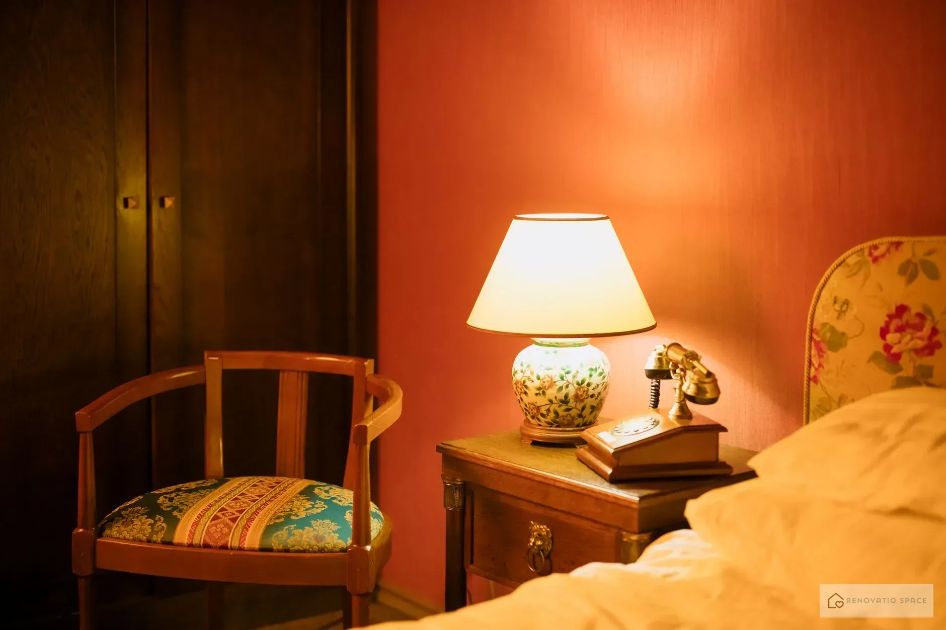 Is Your Bedroom Feeling Bland? Try These Vintage Decor Ideas for a Cozy Retro Look