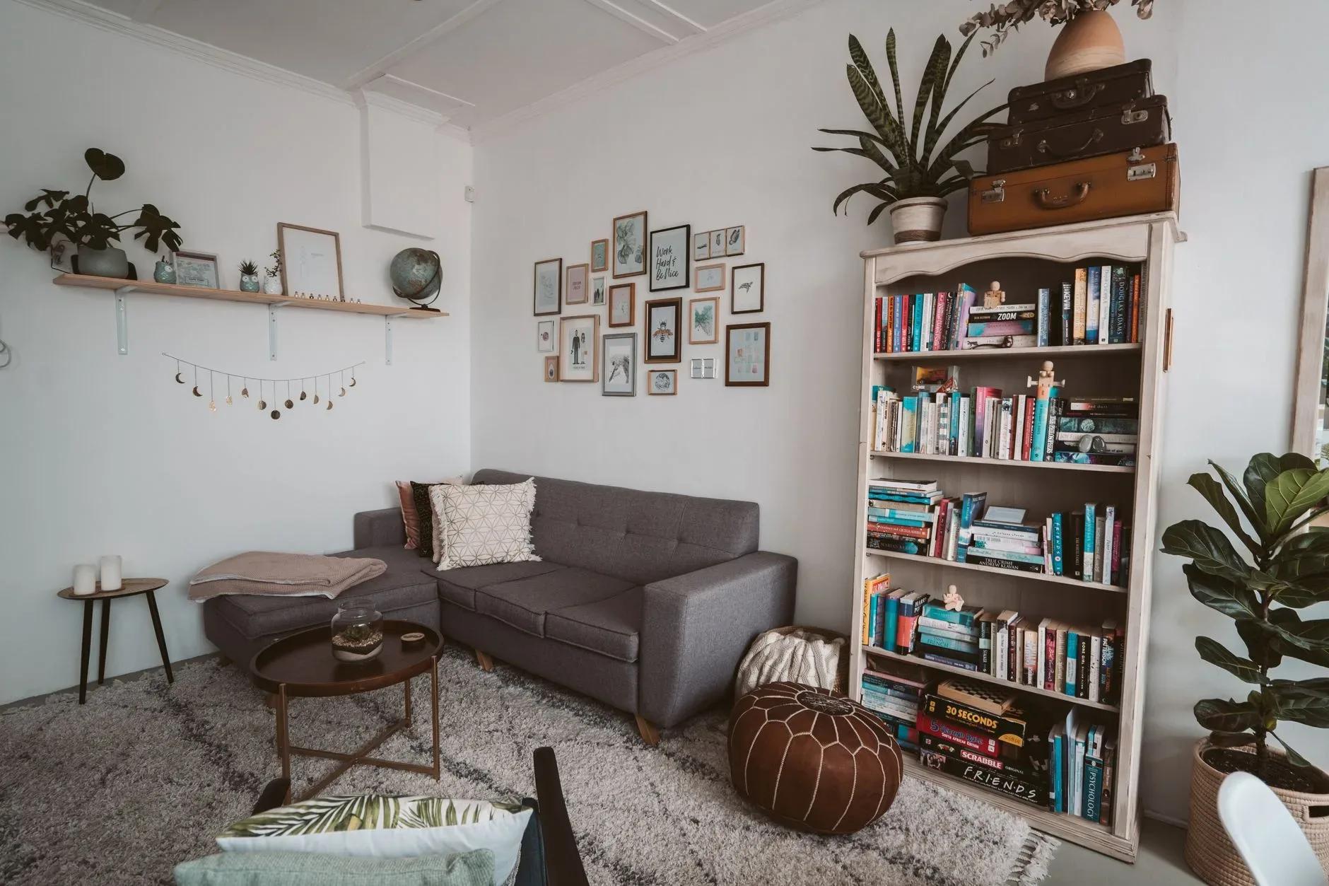Wie Zonen Sie ein langes Wohnzimmer mit Teppichen image