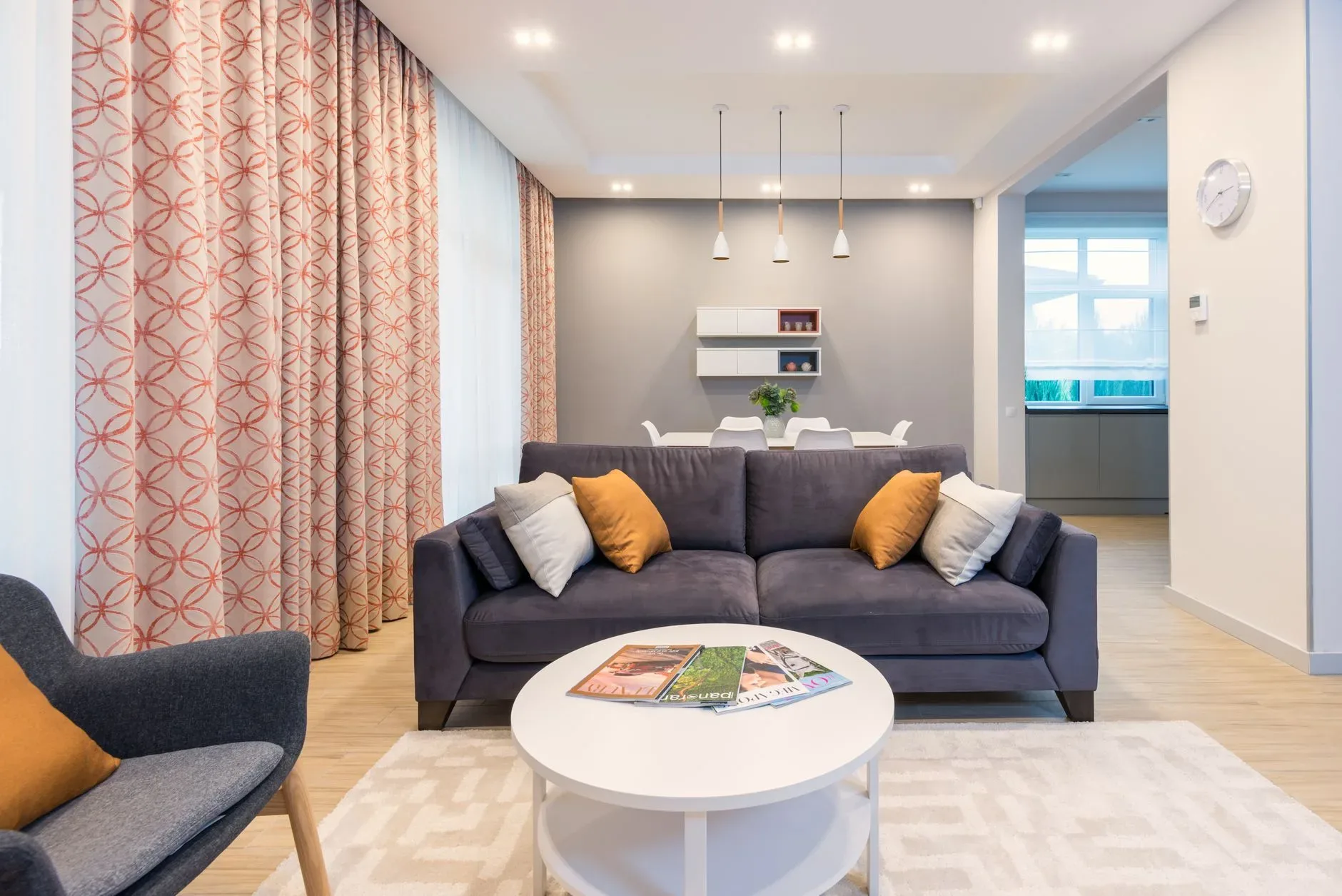Wie Zonen Sie ein langes Wohnzimmer mit Teppichen image